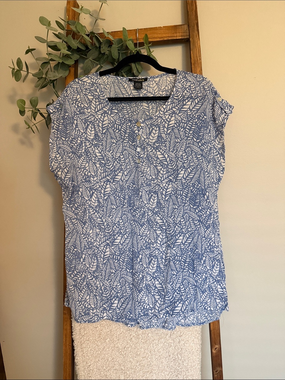 Robert Louis Blue and White Leaf-Print Short Sleeve Top